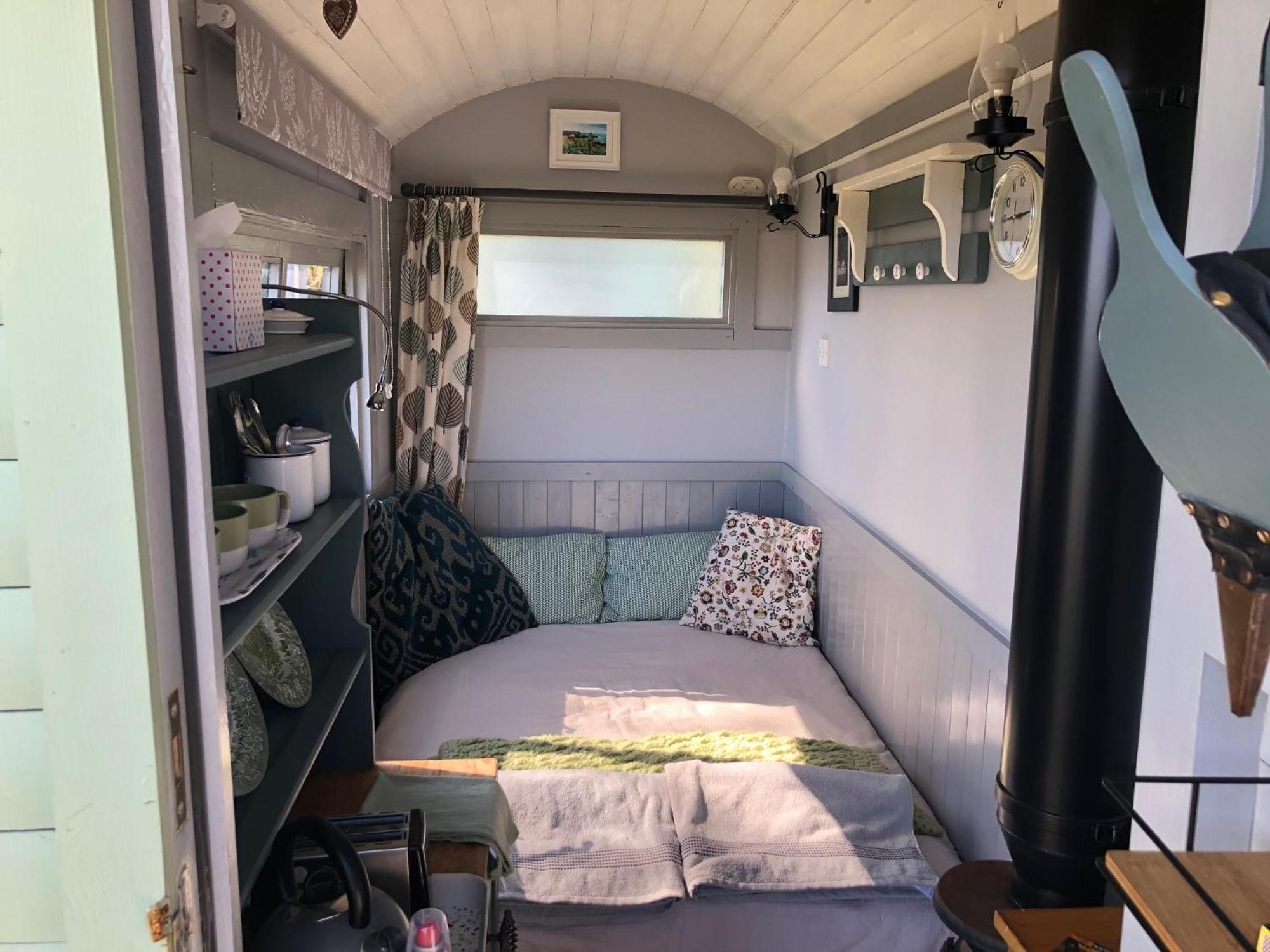 Bronllys Farm Coastal Self-Catering Apartment Ланели Екстериор снимка