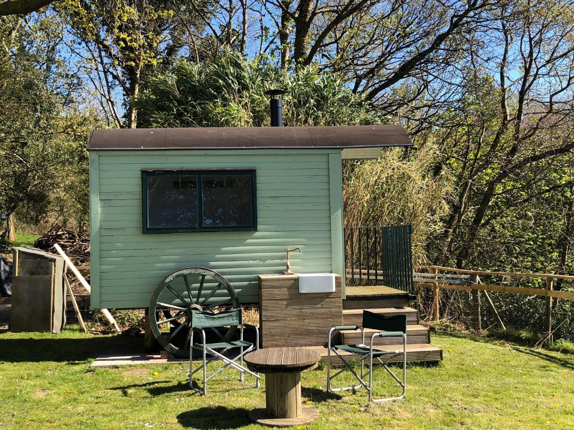 Bronllys Farm Coastal Self-Catering Apartment Ланели Стая снимка